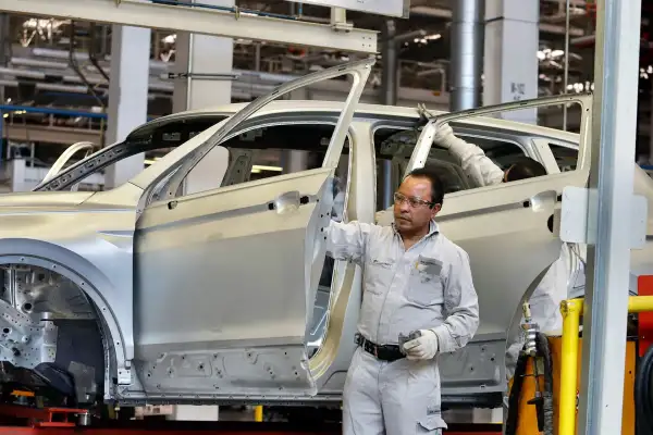 Armado de autos en planta de VW en Puebla.