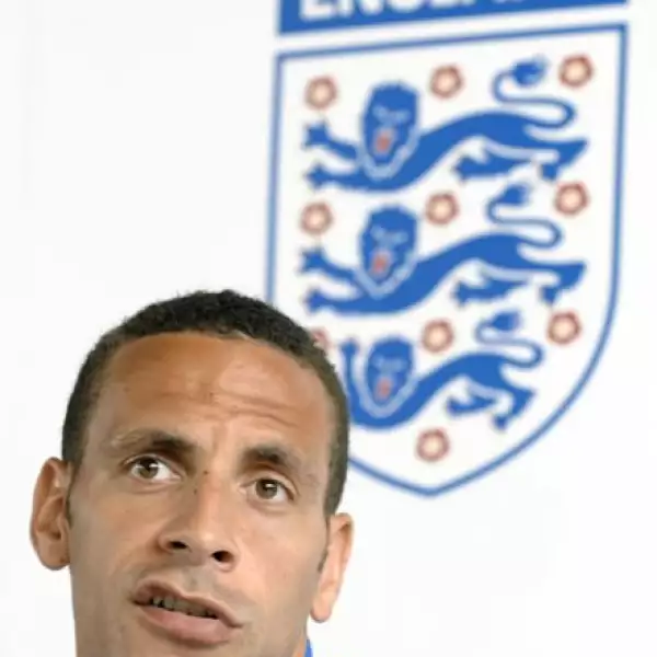 Otro jugador de Inglaterra, Rio Ferdinand, es un excelente defensa aunque los buenos looks no lo acompañen.