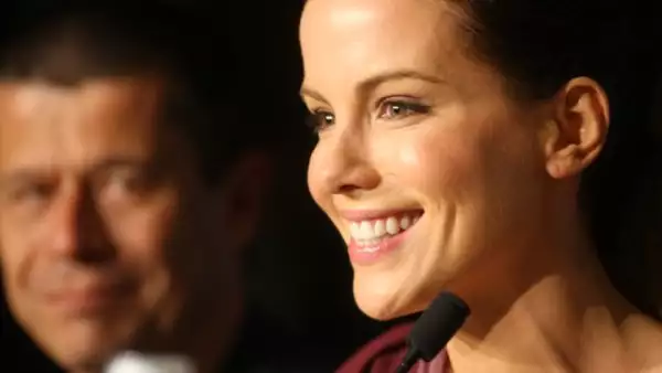 Kate Beckinsale muy sonriente durante la conferencia del jurado.