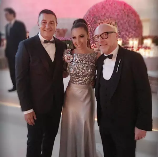 La mexicana con Domenico Dolce y Stefano Gabbana, diseñadores de Dolce & Gabbana.