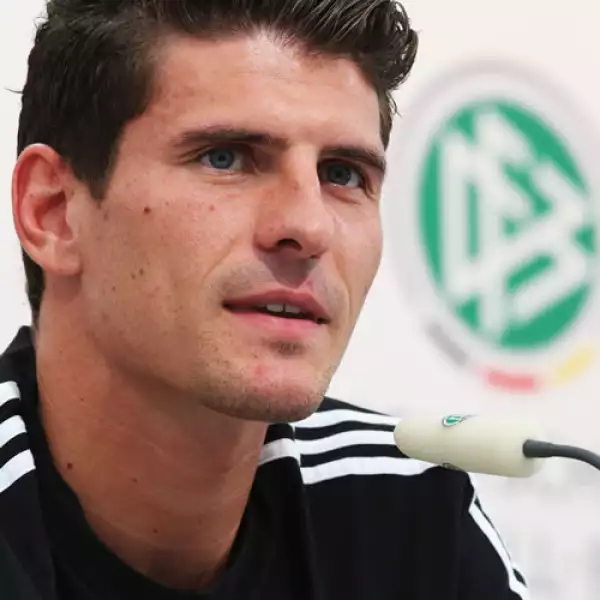 Nos encnatan las facciones del alemán de ascendencia española Mario Gómez.