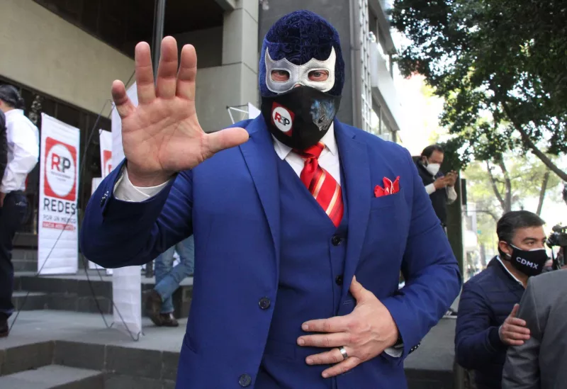 El luchador Blue Demon Jr, durante el pre registro interno de candidatos del partido Redes Sociales Progresistas.