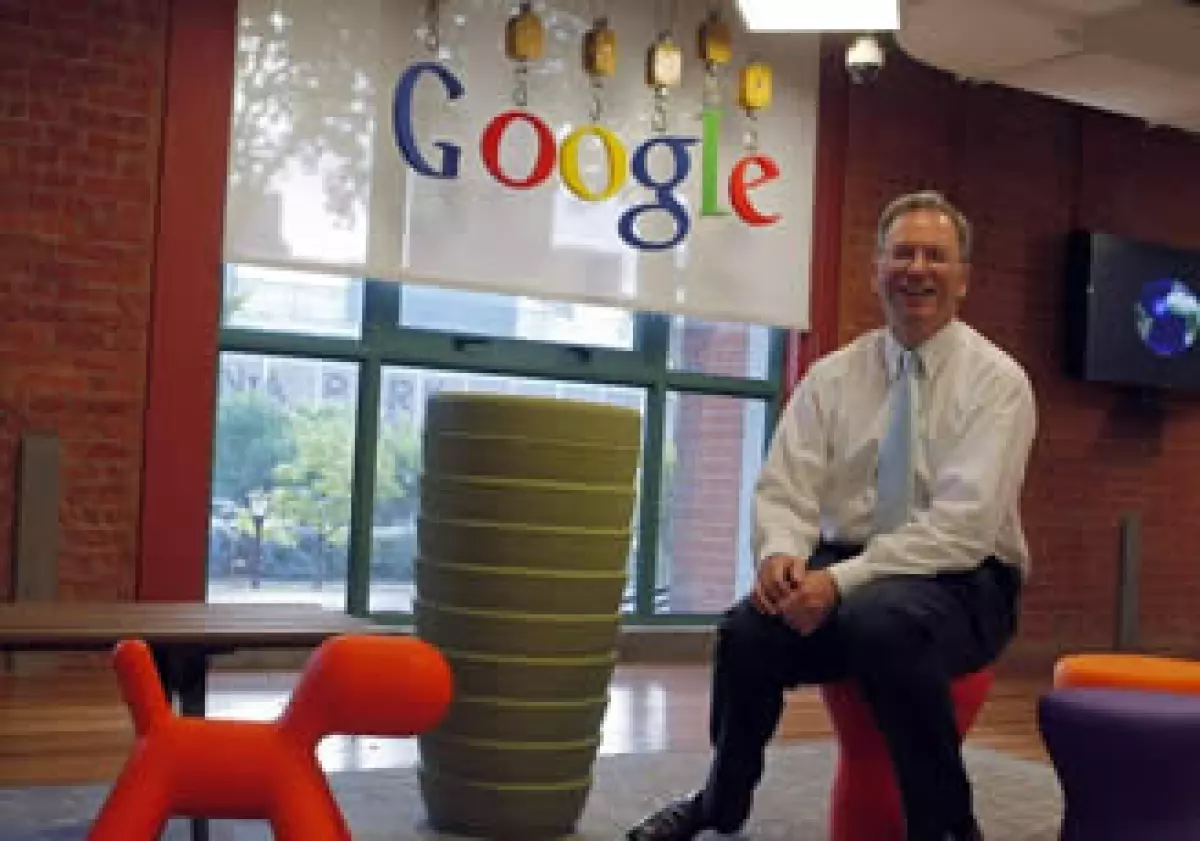 Eric Schmidt considera que la industria en su conjunto se beneficiaría con una alternativa a la red de Facebook. (Foto: Reuters)