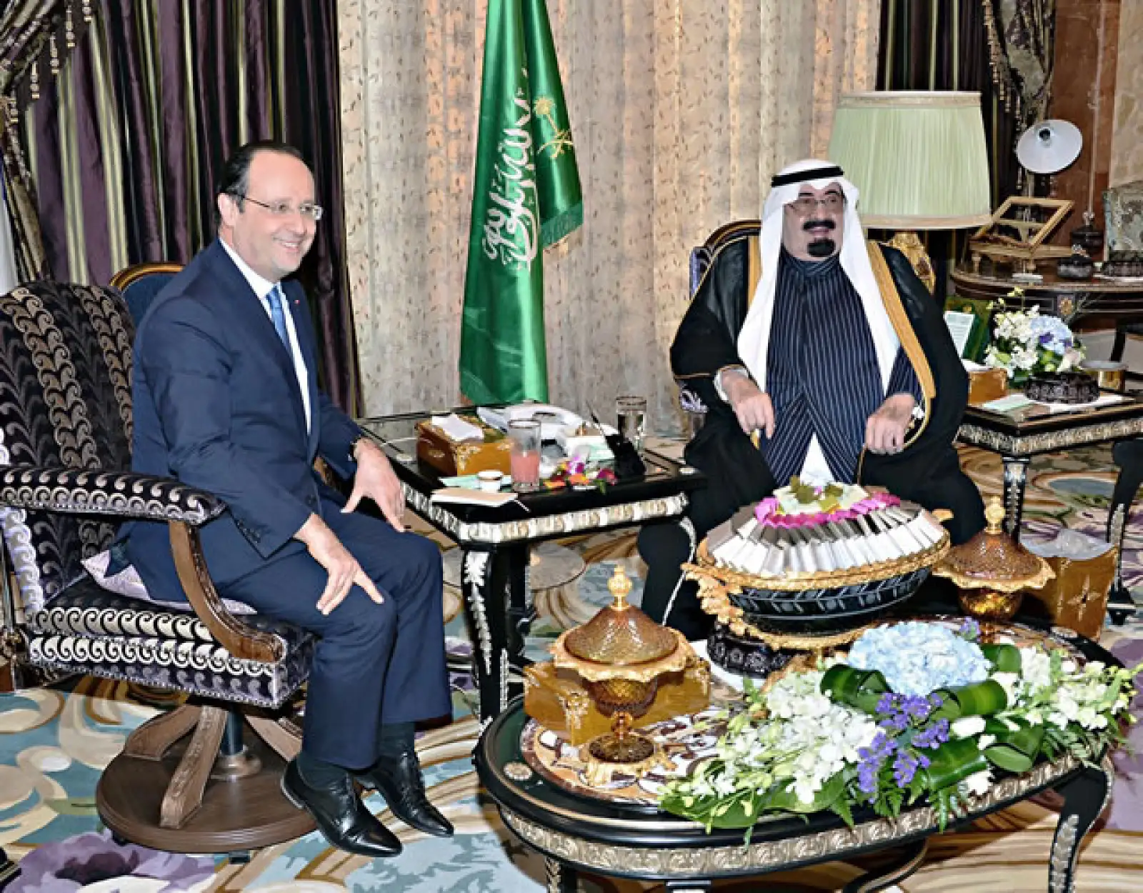 El rey con el actual presidente de Francia, Francois Hollande en el palacio real de Arabia Saudita.