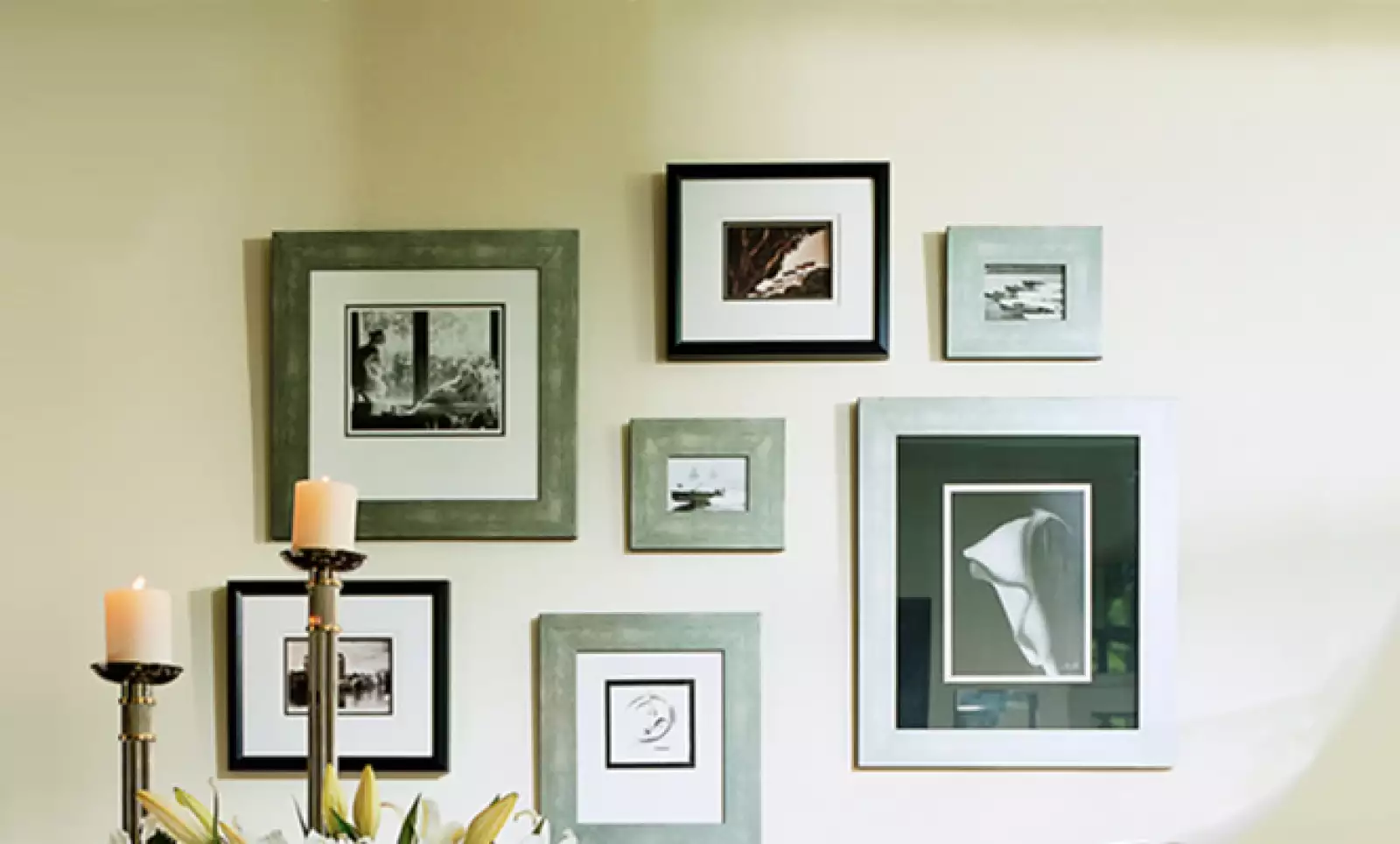 Colocar los cuadros a la altura de la vista crea un ambiente tipo galería. Puedes variar en los tamaños y formas.