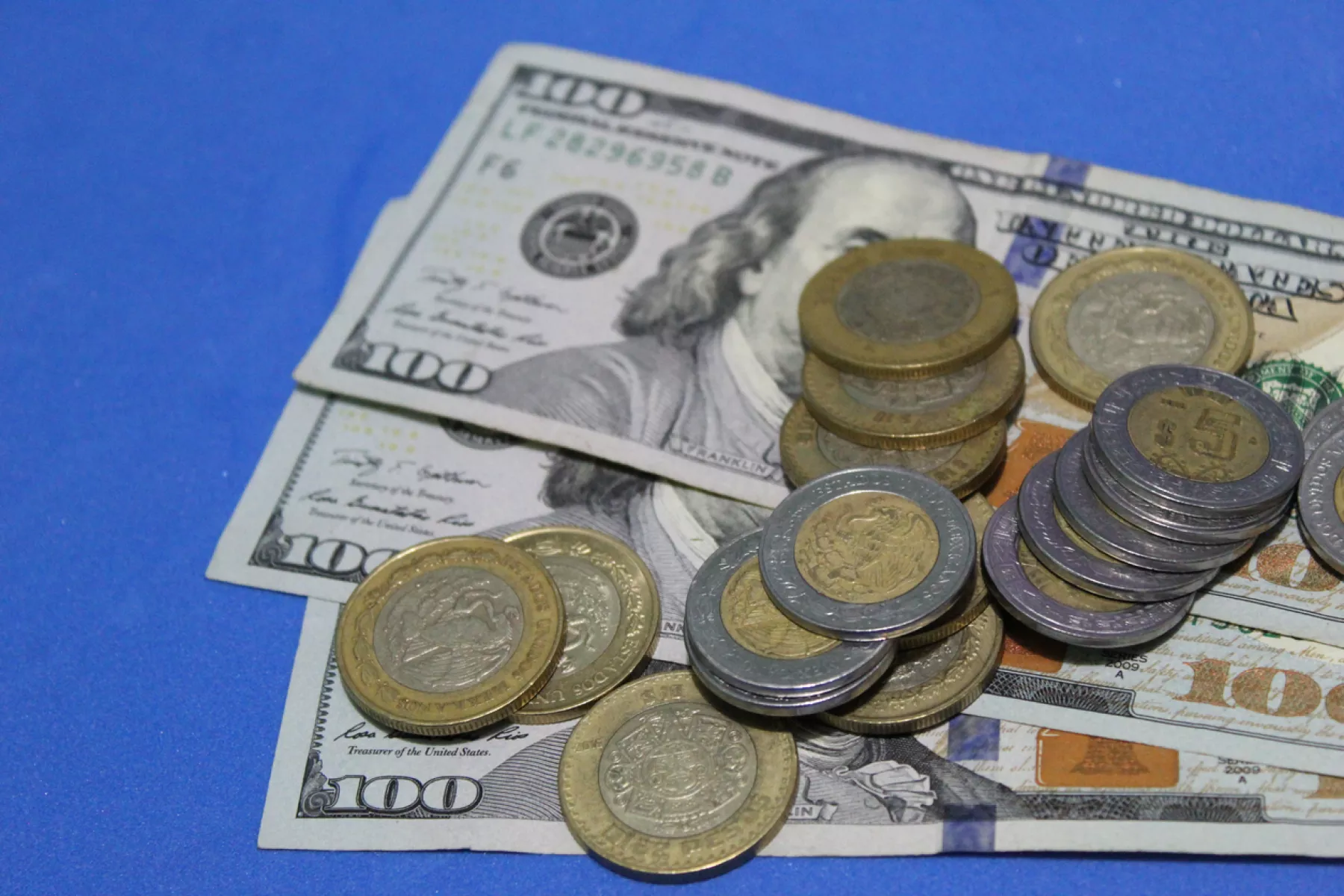 Peso mexicano hoy, 29 de abril: inicia la semana ganando terreno frente al dólar