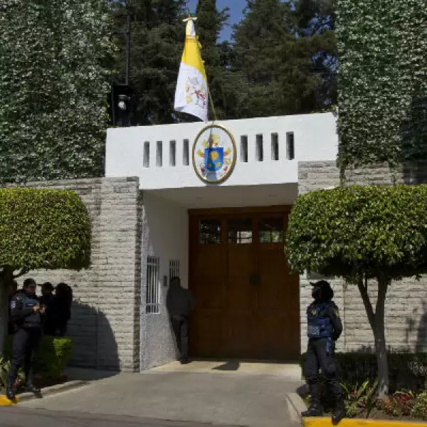 Elementos federales de seguridad vigilan la Nunciatura Apostólica (sur) donde dormirá el pontífice en su estadía.