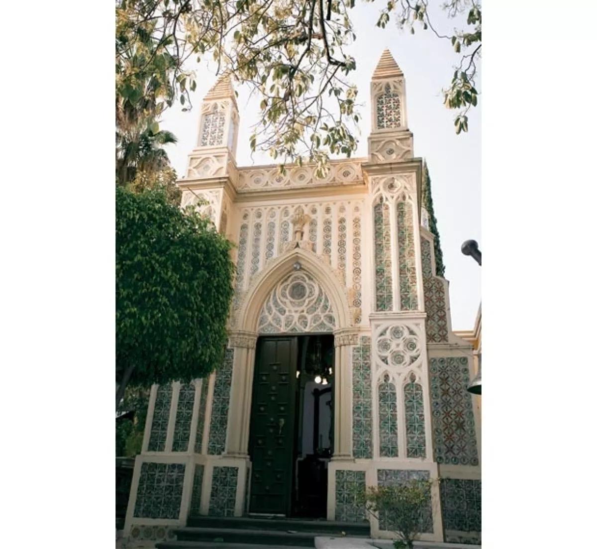 Aquí celebra misas y hace oración. Fue construida en los jardines de la residencia entre 1915 y 1922.