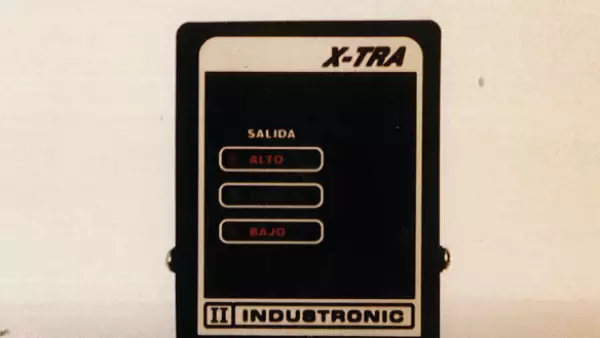 Regulador de voltaje Industronic.