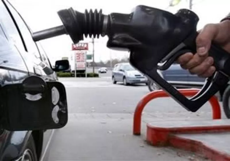 Los estadounidenses han moderado su consumo de combustibles debido al alza en los precios. (Foto: AP)
