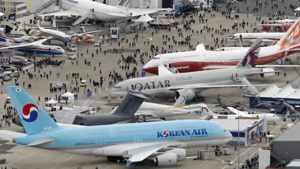 Airbus espera jugosos contratos para la entrega de su nuevo avión con uso eficiente del combustible, el A320; en tanto, Boeing muestra su nueva aeronave, el 787 Dreamliner, y el de pasajeros para vuelos intercontinentales, el 747-8.