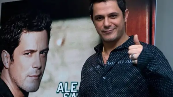 El cantante español ha criticado abiertamente al presidente venezolano, sin embargo desea cerrar su gira `Paraíso Express´ en dicho país.