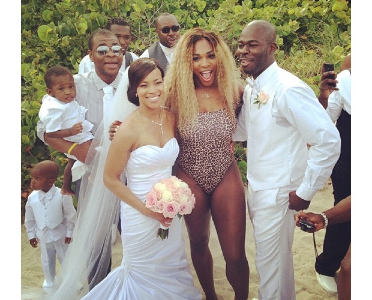 Serena Williams "crashea" una boda en traje de baño