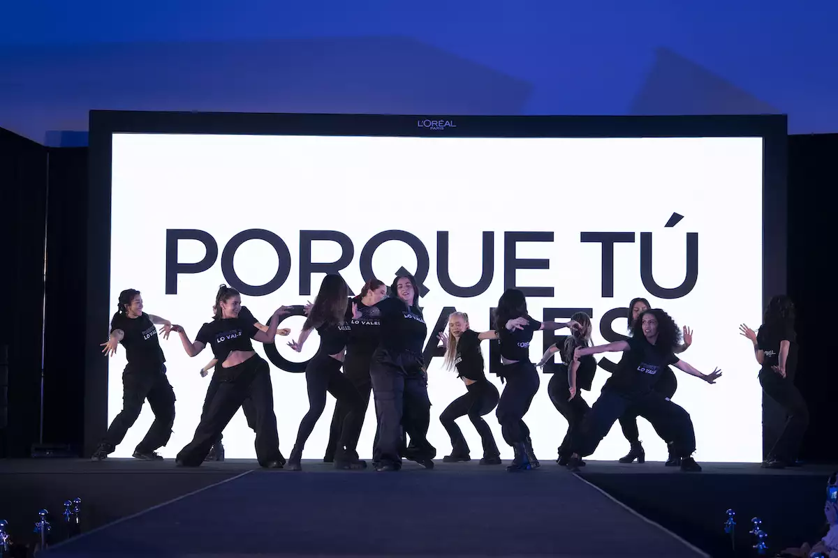 Imagen del grupo de coreografía durante su performance durante la pasarela organizada por L’Oréal Paris en el Soumaya de la CDMX.