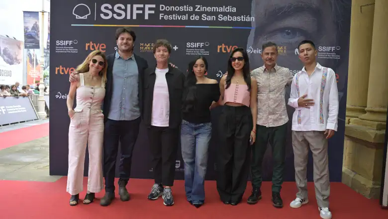 Julia Cherrier, Pablo Guerrero, Rodrigo García, Anna Díaz, Paola Cortés, Gustavo Sánchez, Ernesto Meléndez en la premier en San Sebastián de Morro. 