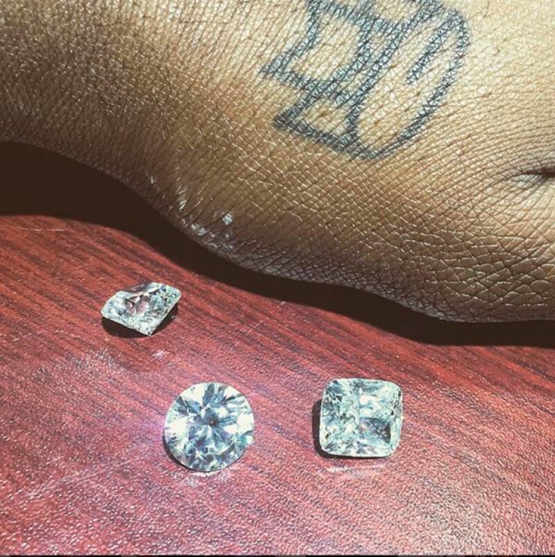 El novio de la cantante presumió fotografías del diamante que elegiría para regalarle a su novia.