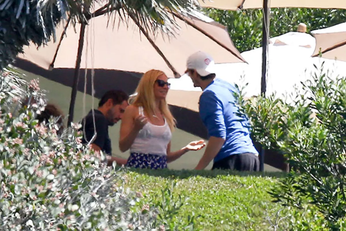 Seguro Gwyneth le dio algunos consejos de paternidad a Ashton.
