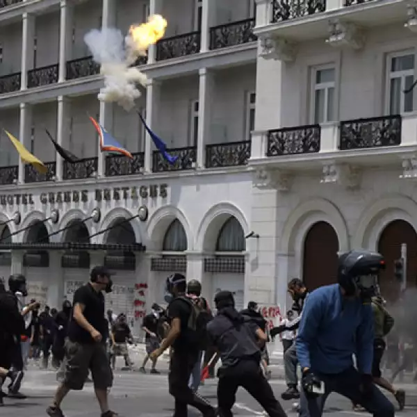 Los griegos ya enfrentan duras medidas de austeridad que incluyen recortes a las pensiones, aumento en impuestos y en la edad de retiro.