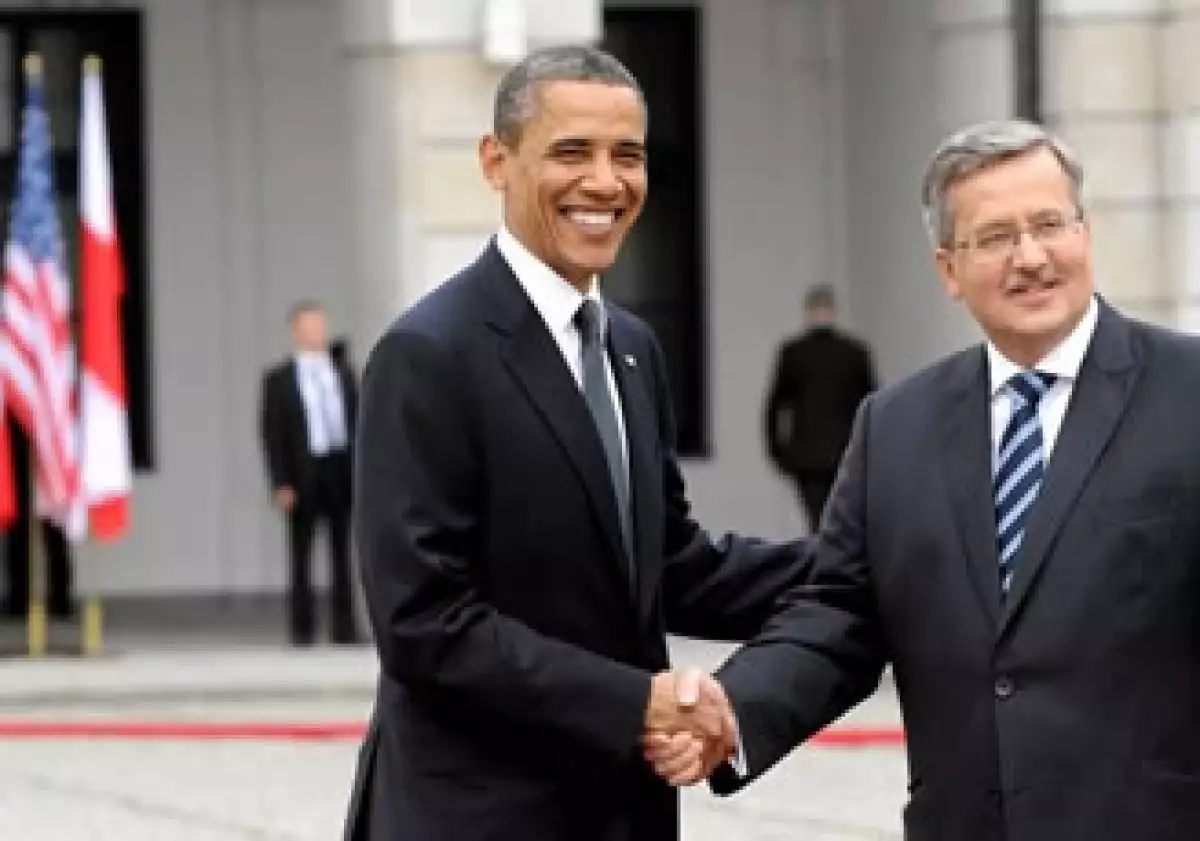 Obama saluda a su homólogo polaco Bronislaw Komorowski en la ceremonia de bienvenida del Palacio Presidencial de Varsovia. (Foto: Reuters)