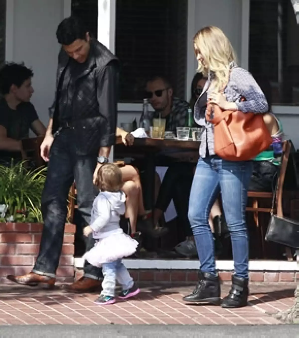 Hace unas semanas estaba en Los Ángeles y hoy está en Campeche, donde su guapo papá Jaime Camil está filmando `Los árboles mueren de pie´.