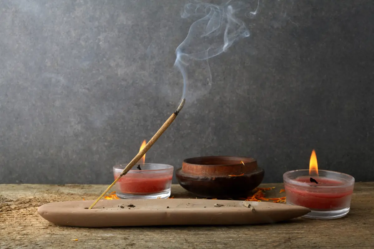 Humo de la quema de incienso y su varilla. Aromaterapia