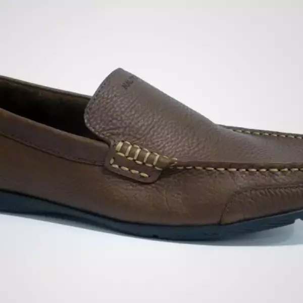 Estos zapatos estilo casual son ideales para combinar con camisa a cuadros. Disponibles en colores negro y café.