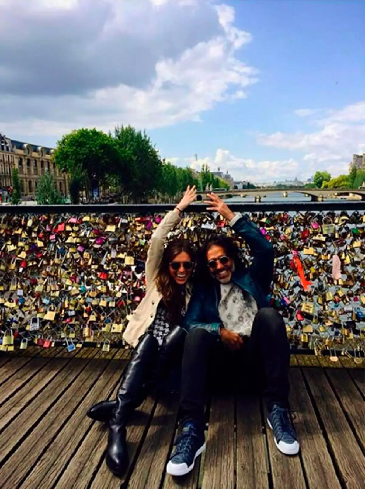 La pareja de guapos encanta con su estilo.