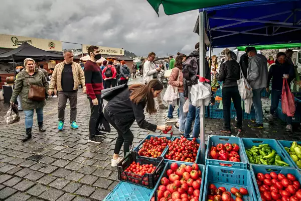 La gente compra en un mercado de agricultores en la orilla del río Vltava el 10 de octubre de 2020 en Praga, República Checa. Después de relajar casi todas las medidas restrictivas en el verano, el gobierno checo ha respondido a uno de los peores aumentos en los países europeos declarando el estado de emergencia a principios de esta semana.