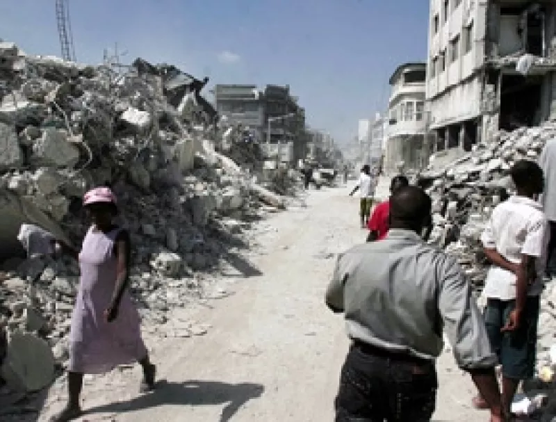 En Peguyville, sector de la periferia este de Puerto Príncipe, Carius, vecino de la zona, explicó a Efe que la gente se despertó sobresaltada y salió corriendo de sus casas.