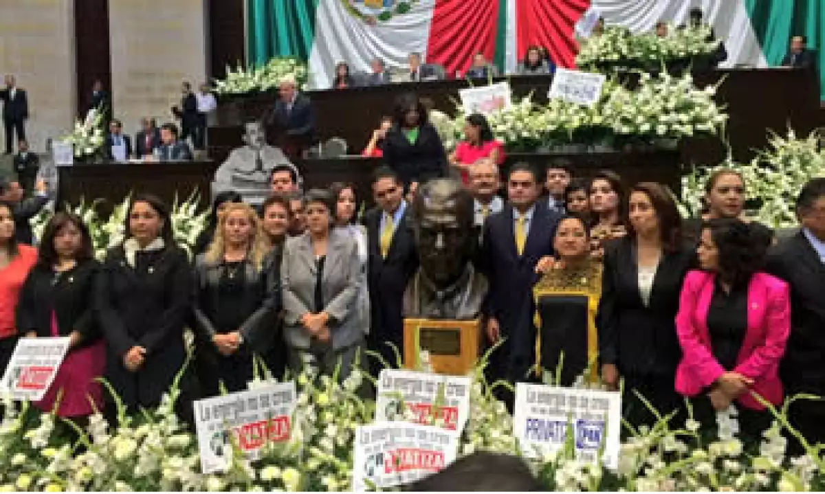 Previo a la votación en lo general, los diputados del PRD entonaron el Himno Nacional. (Foto: Tomada de @malumicher)
