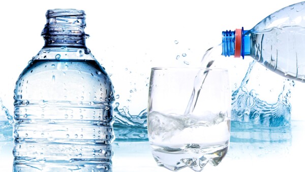 Mantén la piel hidratada tomando mucha agua.