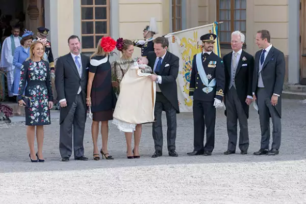 Tras la ceremonia la familia y los padrinos posaron accesibles pra la prensa.