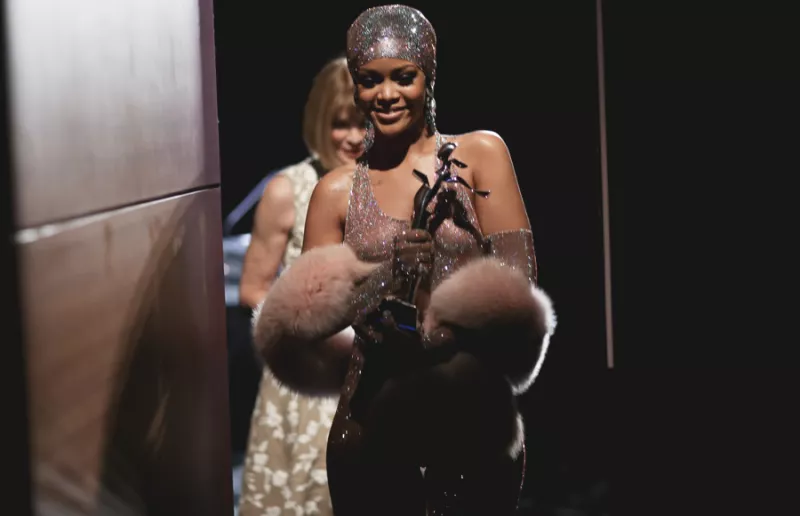 VFDA-Awards-Rihanna-Anna-Wintour