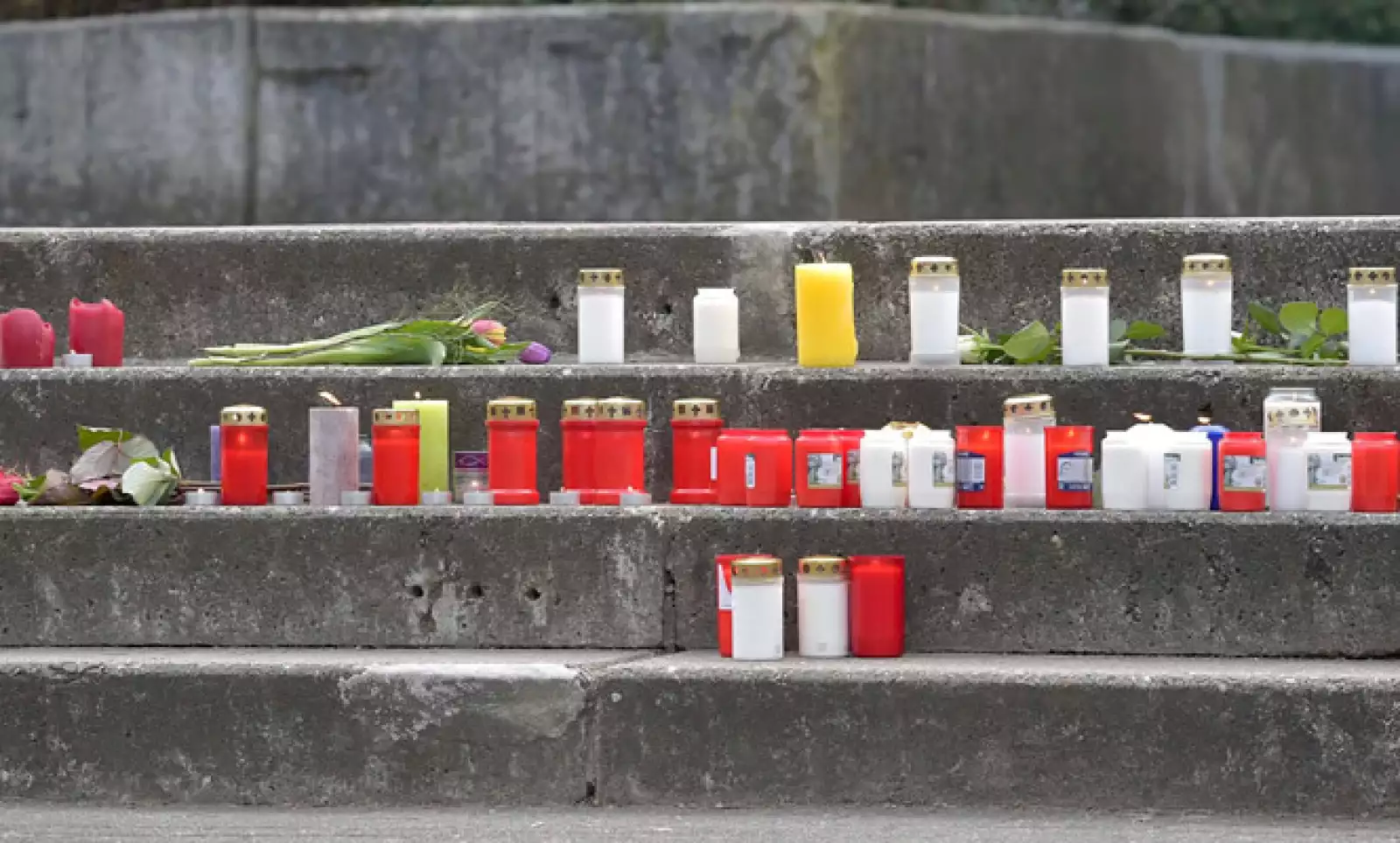 Estudiantes de una escuela secundaria de Alemania encendieron veladoras por las víctimas, que se estiman en 150.
