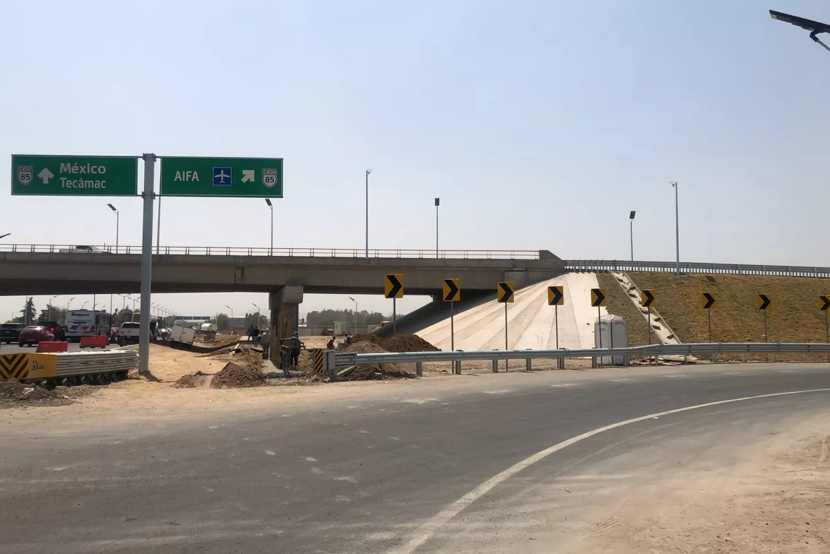 Entrada del AIFA - señalamiento