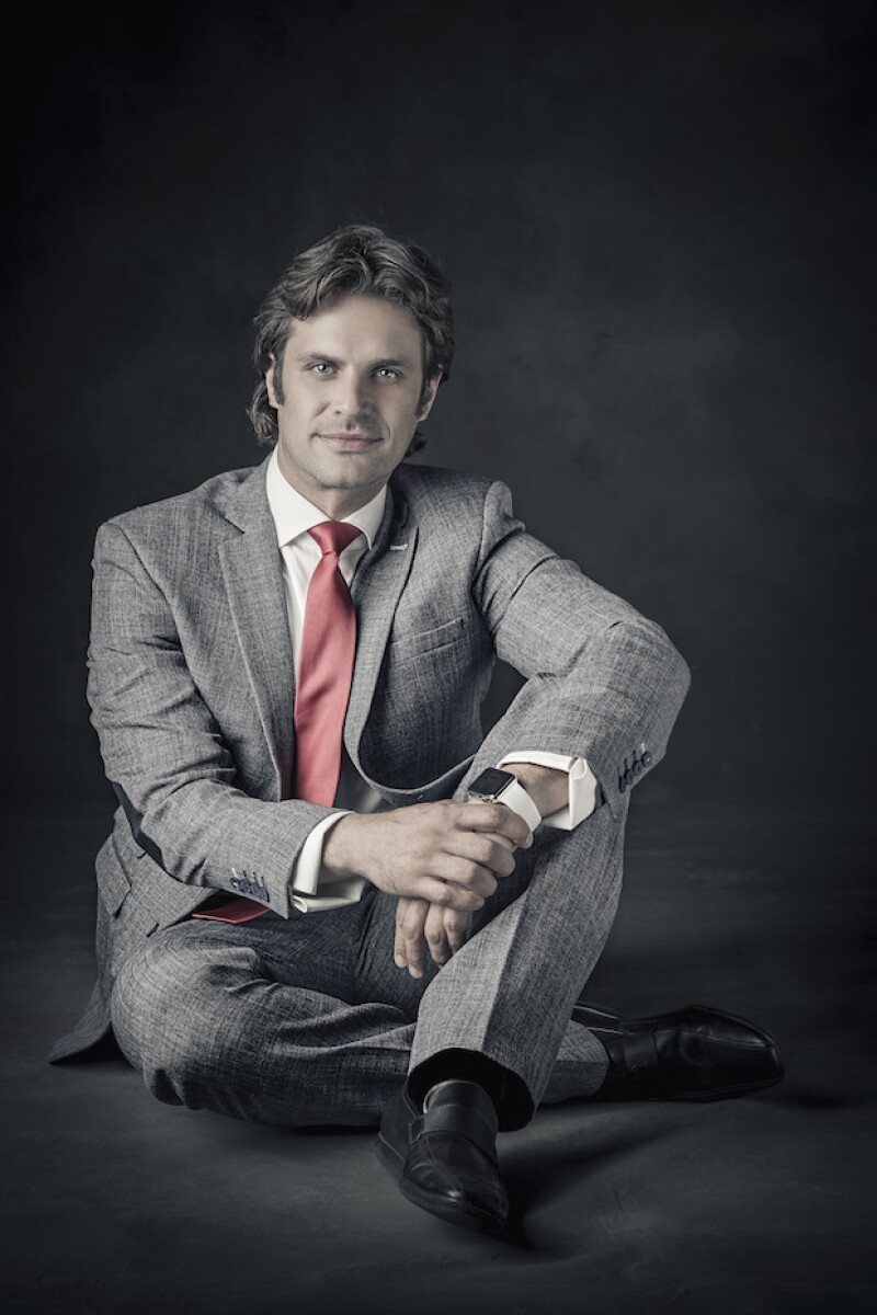 Mark Tacher en el papel de Aaron, un hombre de negocios con poca experiencia en primeras citas.