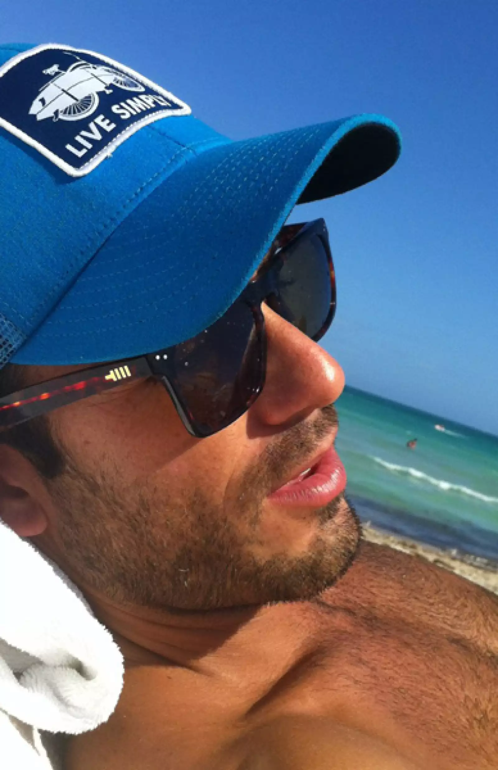 El actor Aarón Díaz fue la envidia de muchos cuando publicó en su cuenta de Twitter esta pic de él recostado en la playa y disfrutando del bello paisaje.