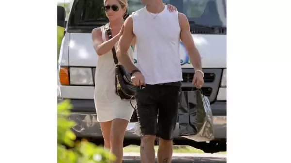 Jennifer luce muy enamorada de su novio Justin Theroux.