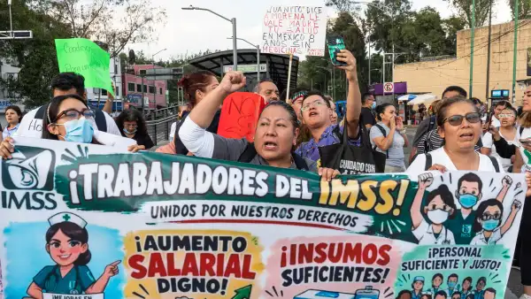 En la imagen, trabajadores del IMSS durante una manifestación.