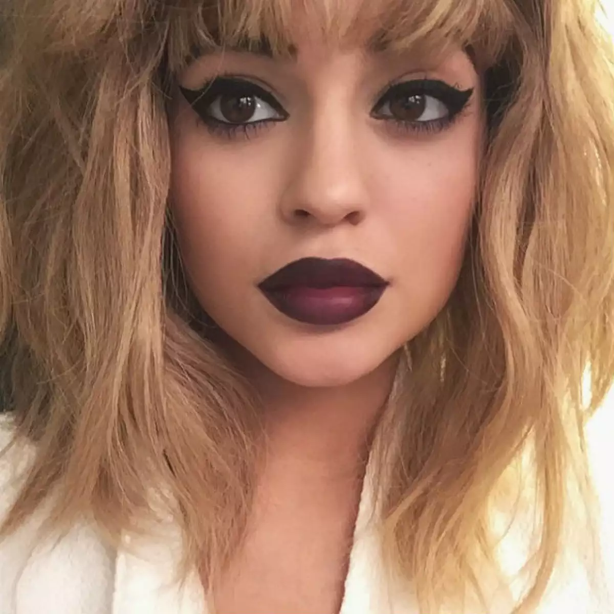 La hermana más joven del clan Jenner aparece en las primeras fotos para el número de febrero de Love Magazine, donde presenta un cambio de look que la hace ver como toda una femme fatale.