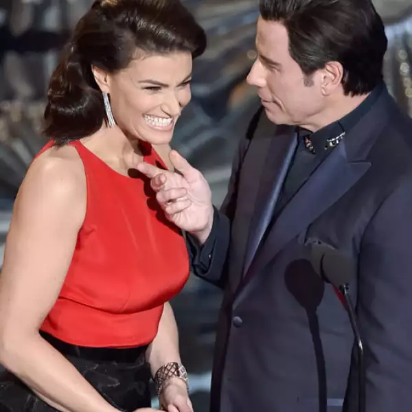 Idina Menzel se vengó de John Travolta llamándolo con otro nombre, luego de que el actor le hiciera lo mismo el año pasado.