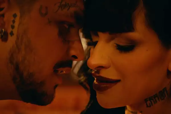 Christian Nodal y Cazzu en el video de 'Cazzualidades'