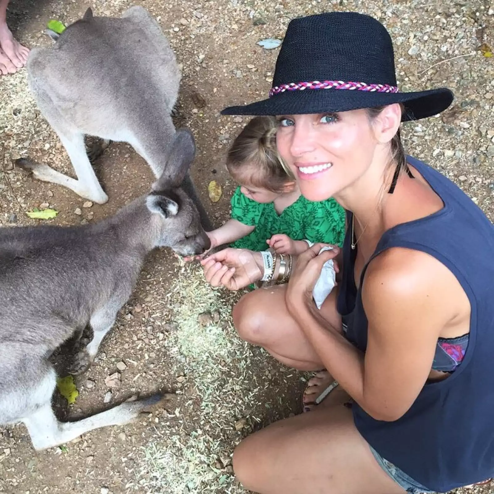 La pequeña India Rose, la hermana mayor de los pequeños, ha compartido también momentos especiales con su mamá, quien es amante del cuidado de los animales.