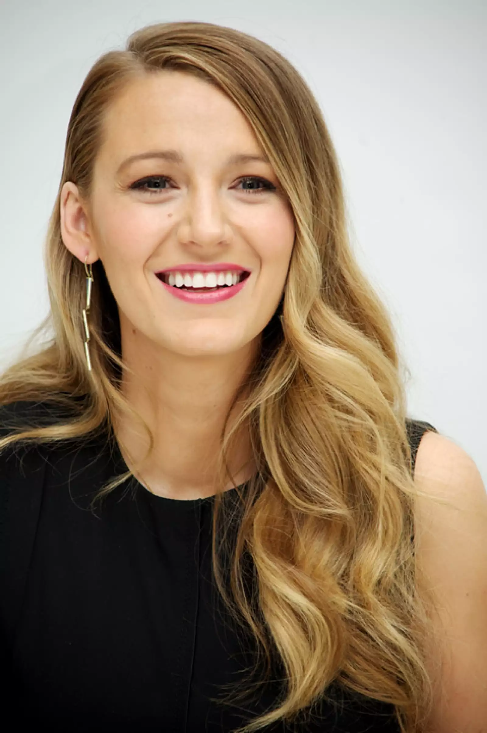 Blake Lively en la conferencia de prensa de su próxima película, Age of Adaline.