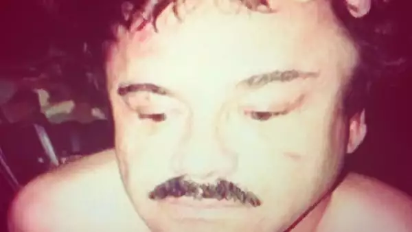 Esta es la imagen que circula en redes sociales en la que se aprecia a militares tomando al supuesto narcotraficante de la cabeza, y con algunas lesiones en el cuerpo.