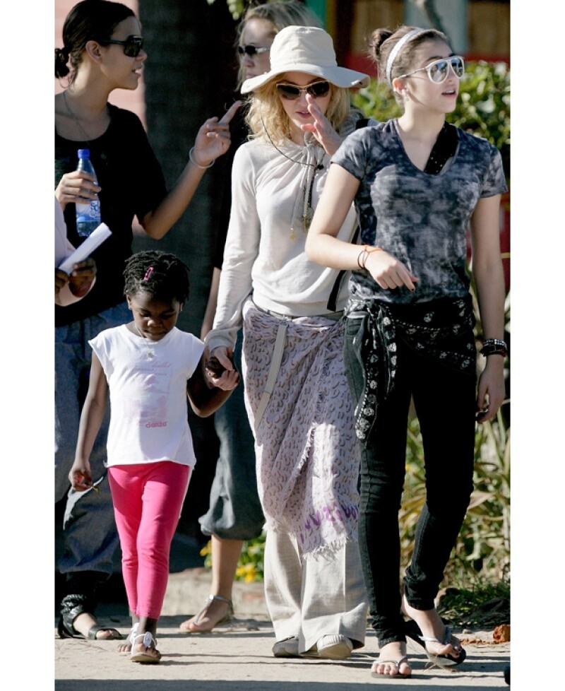En 2010, Madonna junto a Mercy James y a la derecha Lourdes, la primera hija biológica de la cantante.