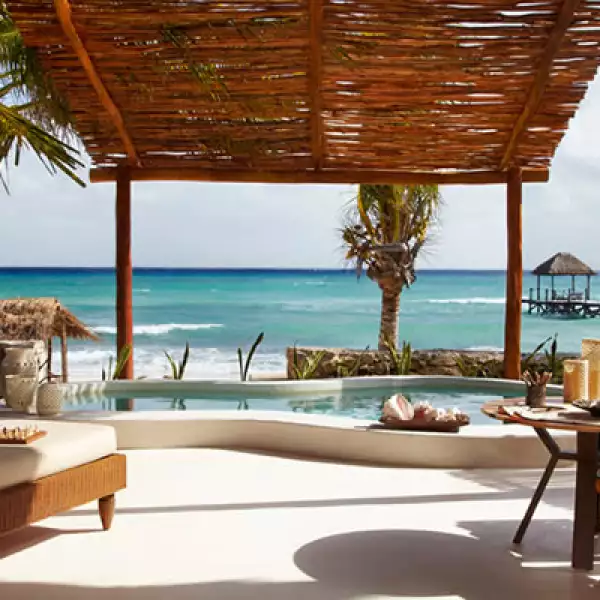 El complejo se sitúa en la costa caribeña de la península de Yucatán en México, ubicado a 35 minutos del Aeropuerto Internacional de Cancún, y diez kilómetros al norte de Playa del Carmen.