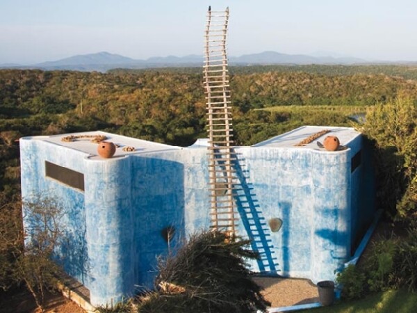 La casa tiene una enorme escalera para darle la bienvenida a los extraterrestres con una botella de Damiana y otra de tequila.