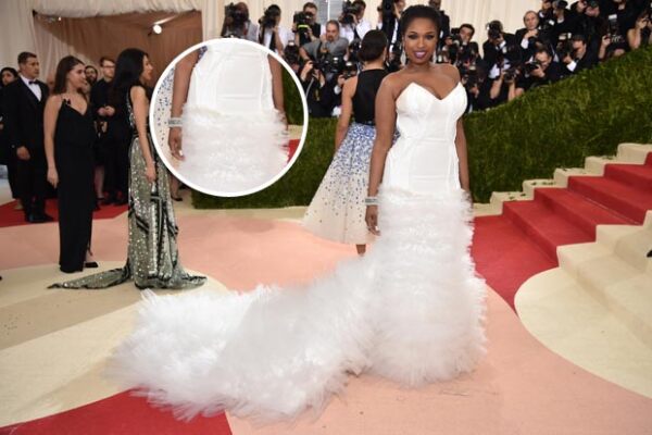 Jennifer llevaba piedras en 3D en su vestido.