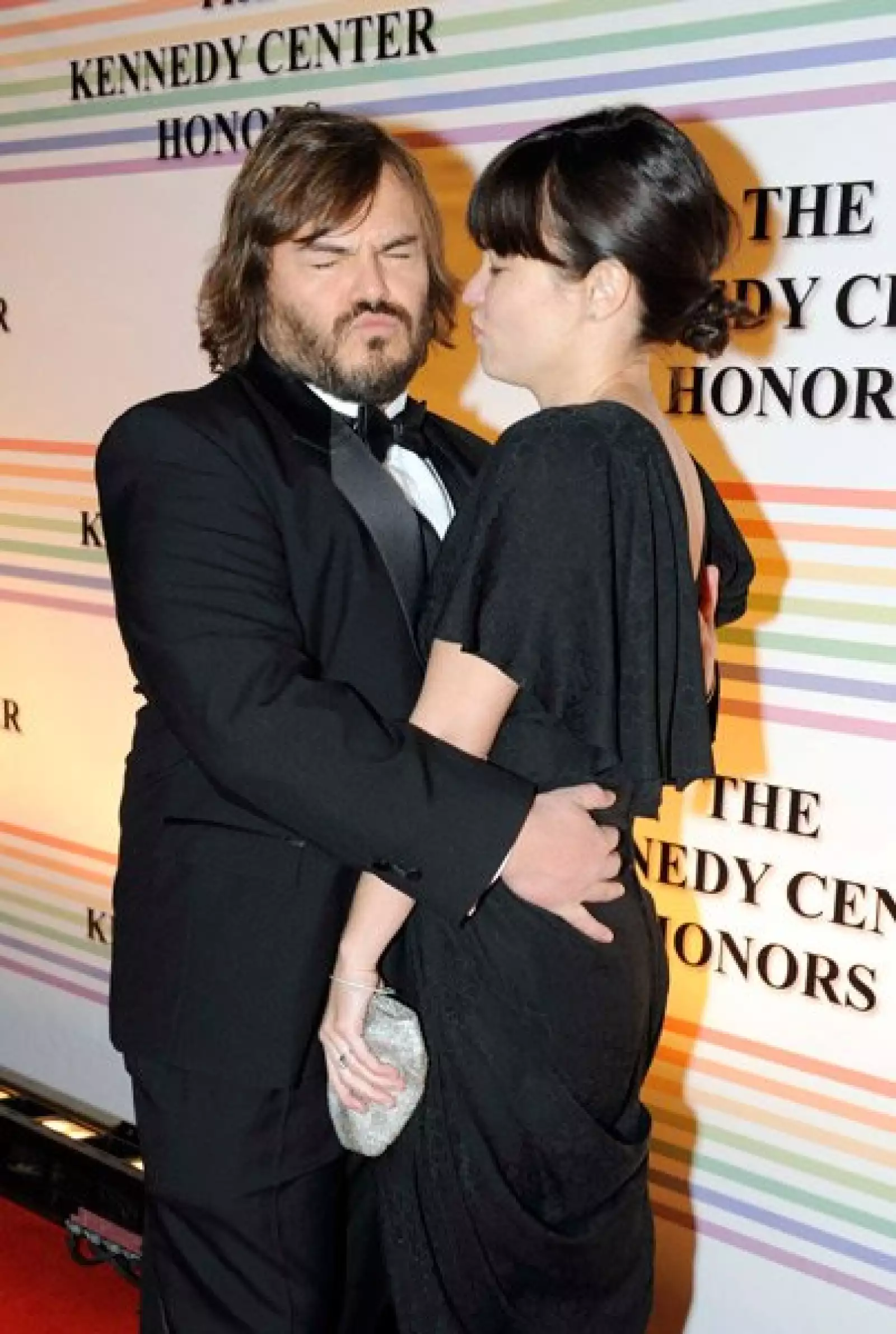 Con muy buen sentido del humor llegó Jack Black, quien hizo caras y gestos por su paso por la alfombra roja, al mismo tiempo que abrazaba a su esposa, Tanya Hayden.